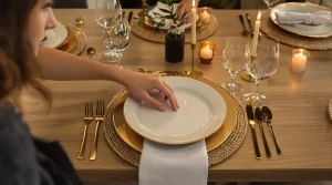 Fini nappes et sets : les tables élégantes adoptent désormais cet accessoire tendance et minimaliste